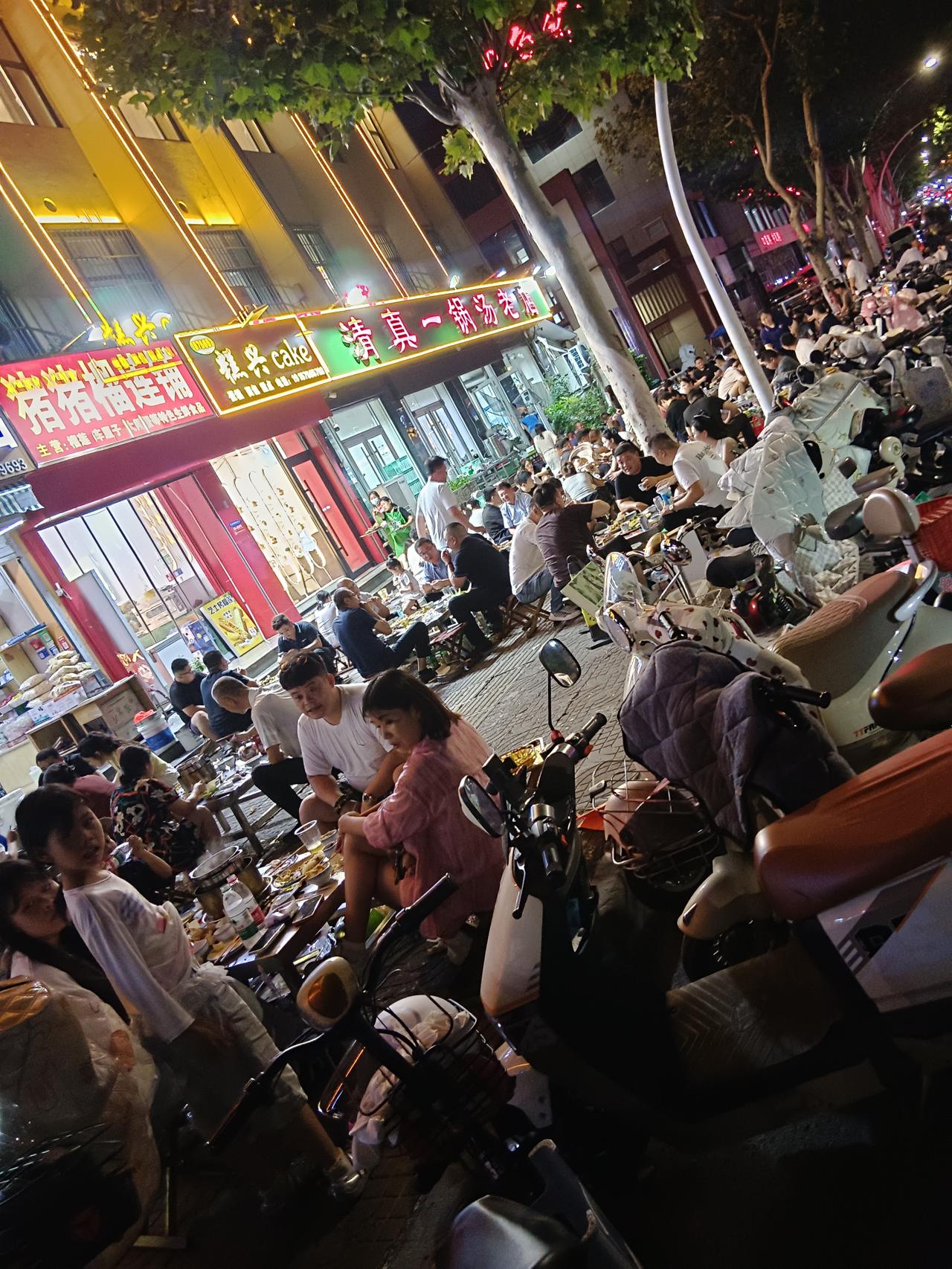 临沂老城区蚂蚱庙街的这家餐馆，的确令人震撼，辣么多人。这个饭馆也是临沂的老店之一
