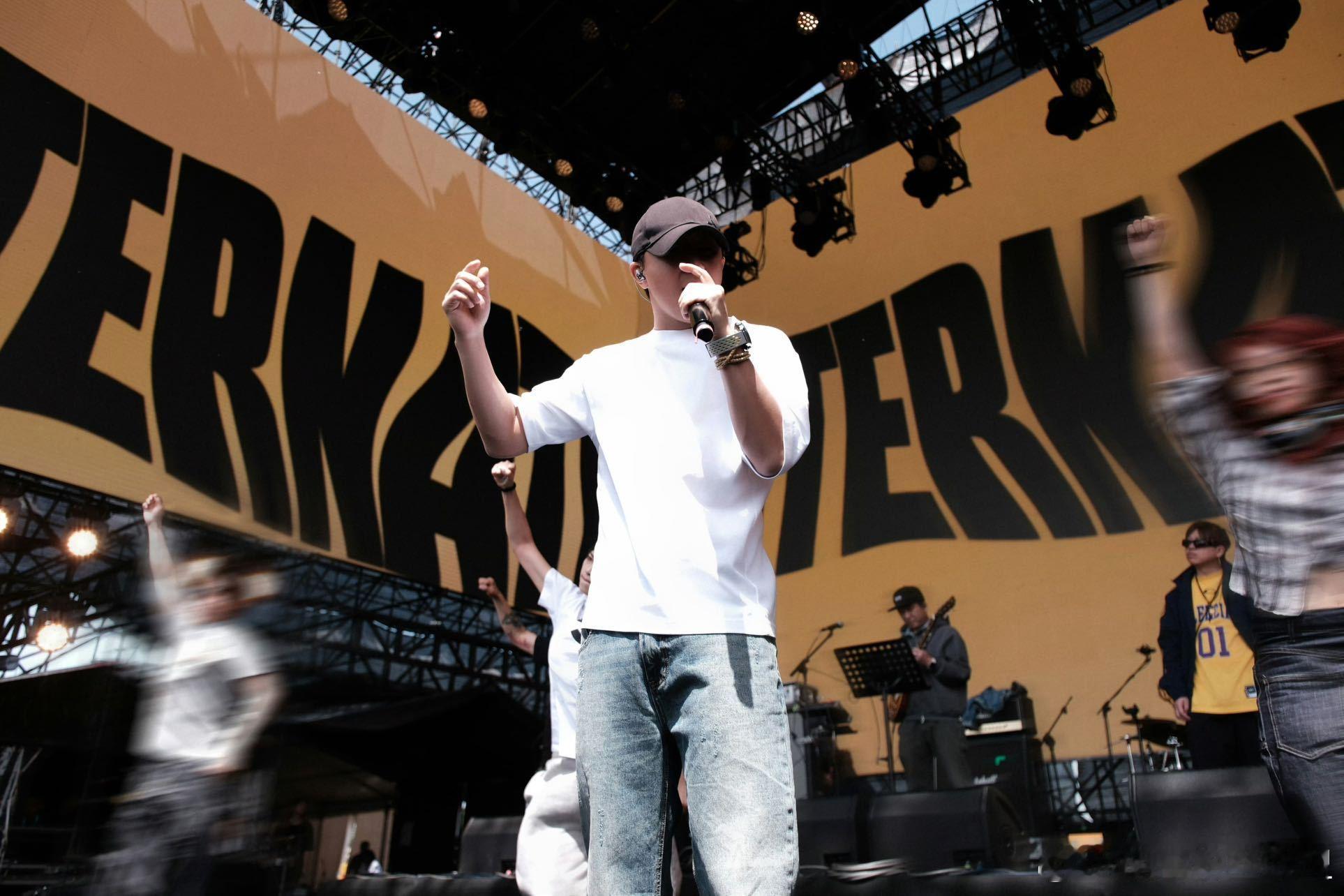 韩庚上海站手速没跟上心跳 有没有抢到的姐妹！上海站开票即秒没，气场丝毫不减，「世