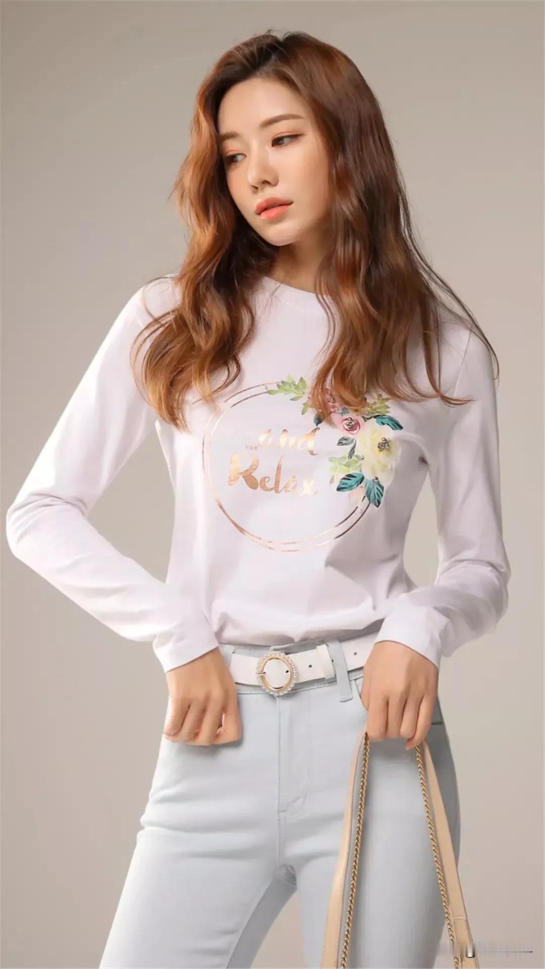 温柔少女风穿搭，想穿出时尚感其实不难。上衣可以选泡泡袖衬衫，泡泡袖设计增加甜美感