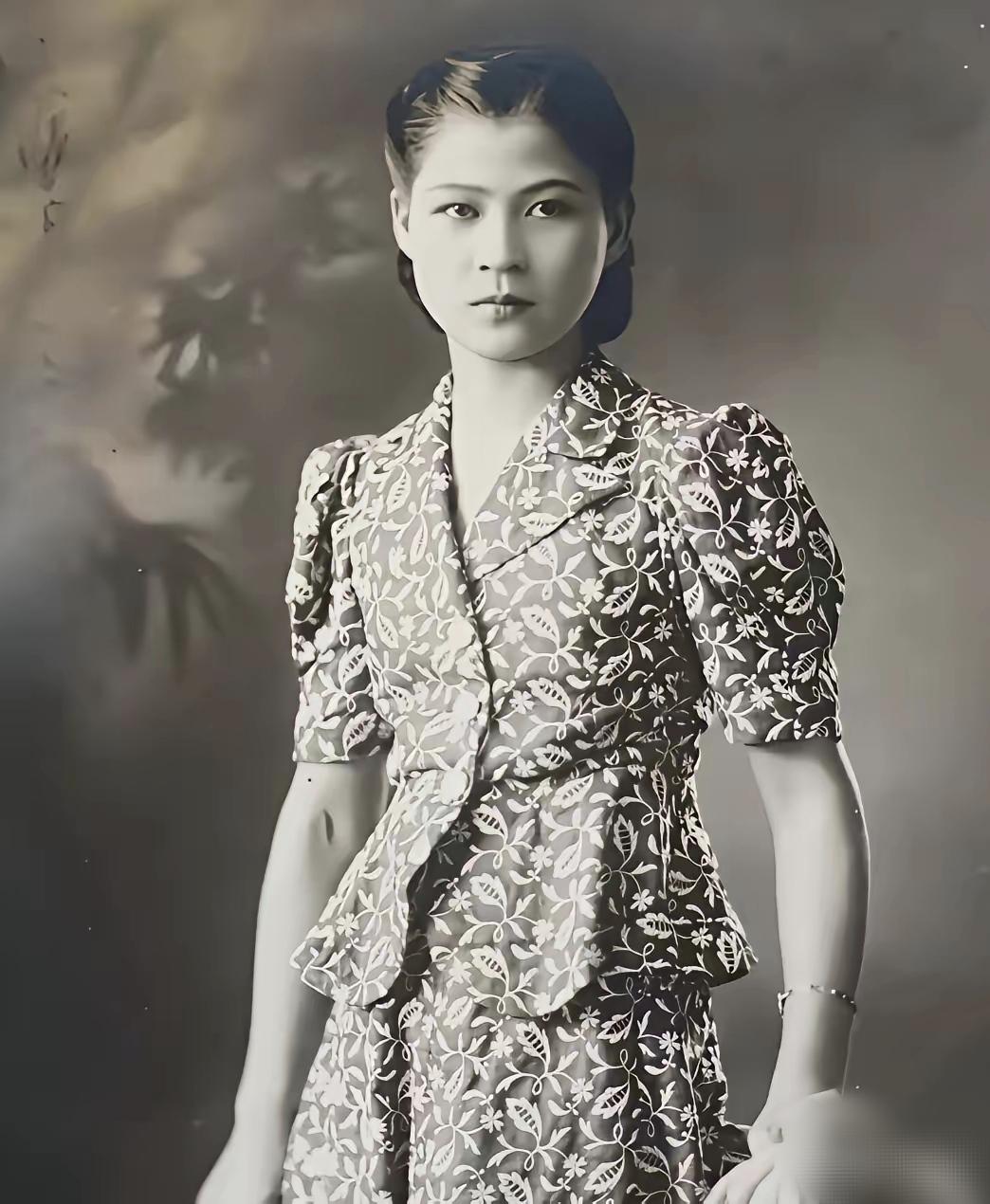 董叶青，印尼华人总商会会长之女。抗战爆发后，她发动华侨募捐，购买武器和医疗用品，