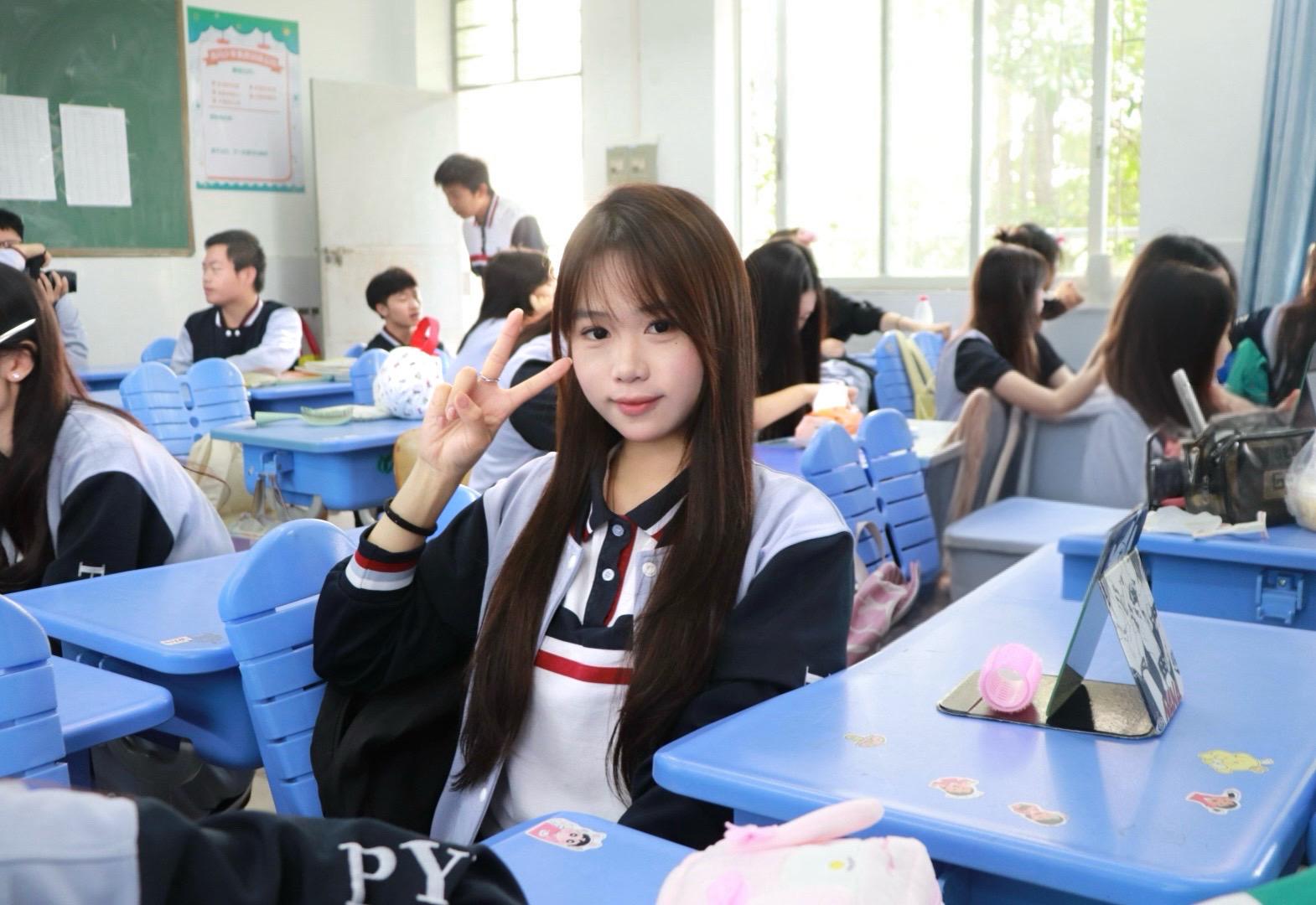 我想抓住点什么 或许是你的校服一角
