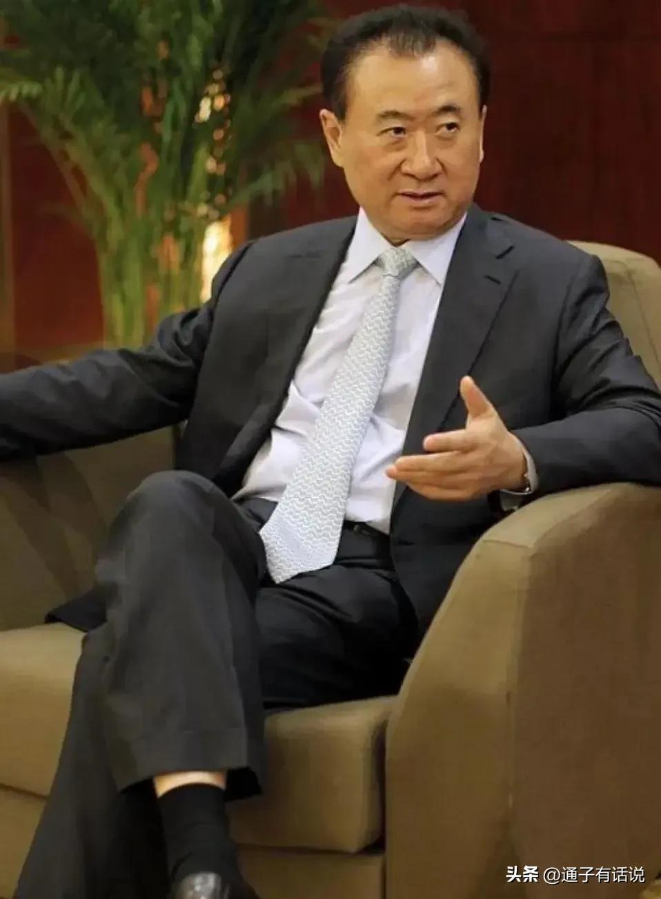 很多人都在讨论王健林把万达广场卖了，用来还债，他一个70多岁的老人，很有担当，变