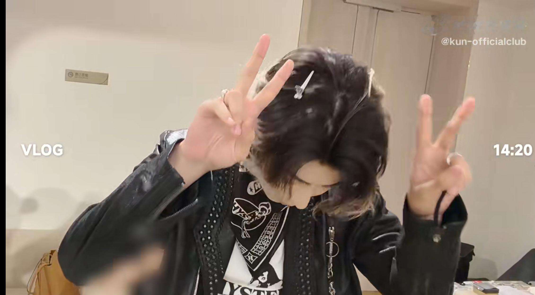 蔡徐坤蔡徐坤签售会 带小发夹好可爱 