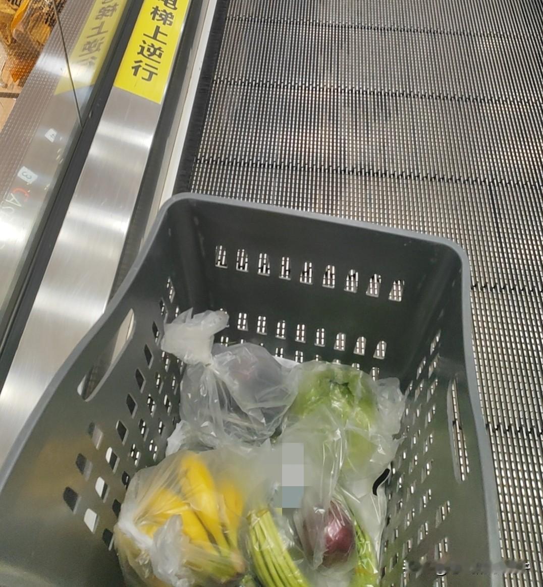 人爱操心，真的会老的特别快！
今天去一个超市买菜，​那里的店长，曾经碰到她的时候