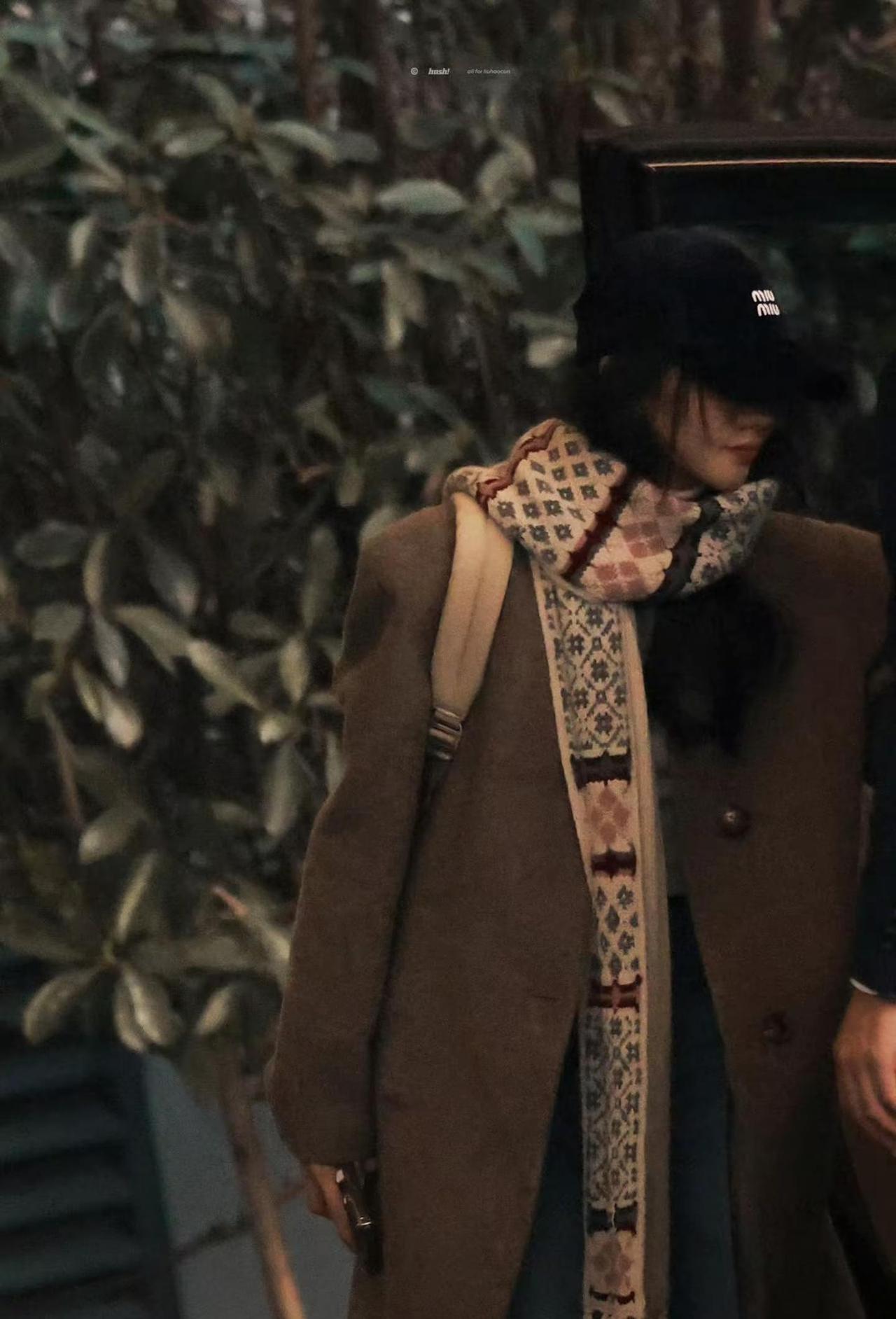 初雪❄️。图源：hush刘浩存刘浩存 大衣穿搭 冬日暖星季 刘美顺