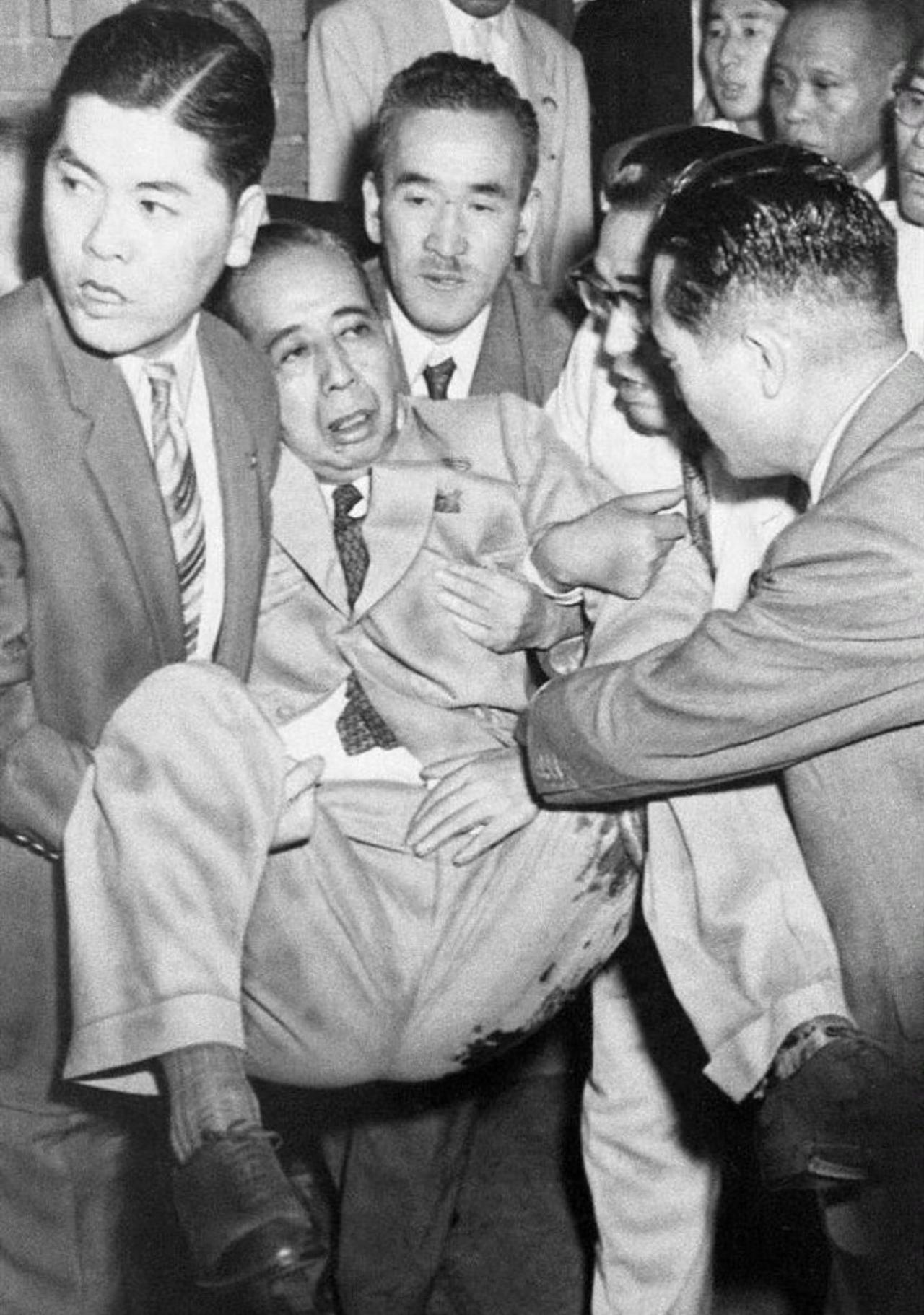 没想到逃过东京审判的二战甲级战犯，居然能当上日本首相，挨了一刀还捡回条命，外孙反