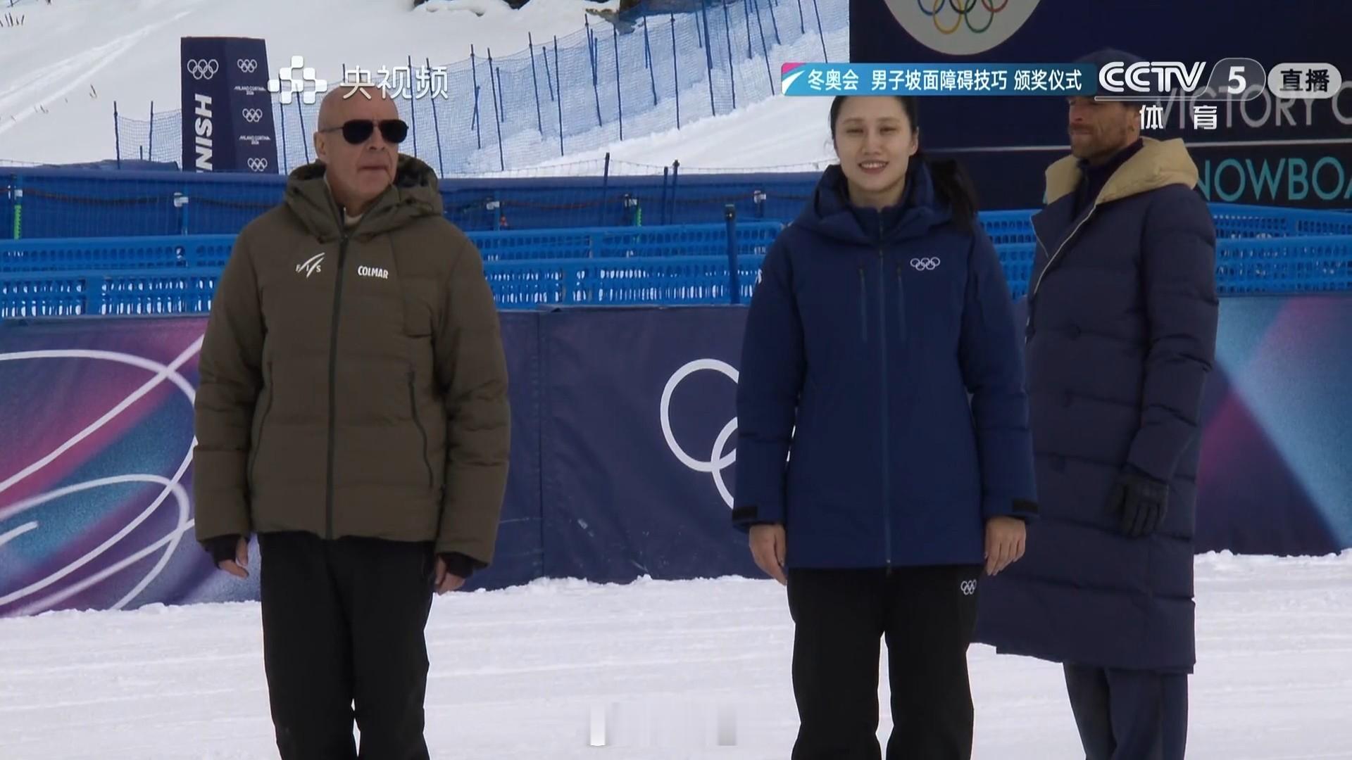 虹姐来颁奖！ 苏翊鸣坡障金牌