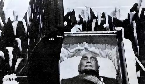 1975年蒋介石病逝，家属坚持保全遗体完整，放弃了永久防腐。守灵三年的贴身副官翁