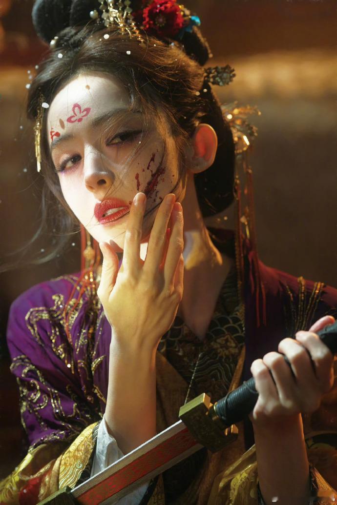 娜扎在《玉茗茶骨》里的战损新妆造型，以简约却有张力的妆效，展现荣善宝从高贵大小姐