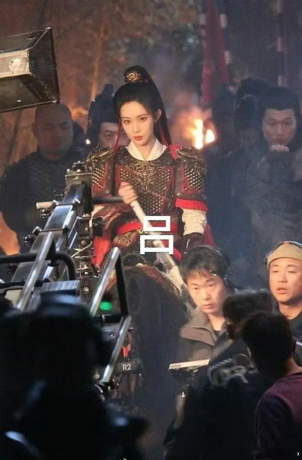 昨天一个女将军造型就让孟子义带着尚公主在昨天德塔文登顶，这个实力是真强 