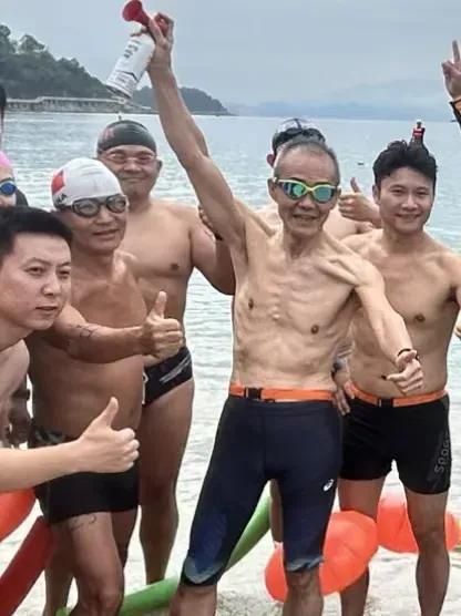 比明星容祖儿还瘦？王石现身深圳大梅沙海滩玩铁人三项一身排骨肉

最近在深圳大梅沙