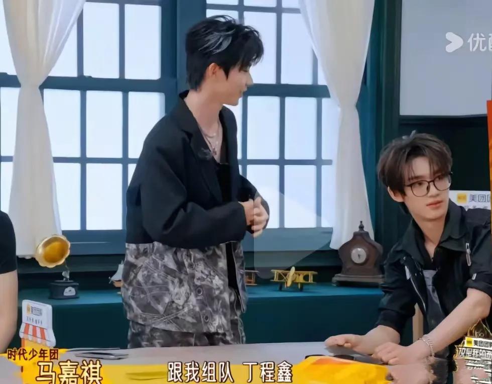 马嘉祺丁程鑫：互动间的“原始心动”

舞台之上，马嘉祺与丁程鑫的一次近距离互动，