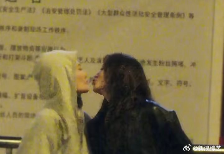 快来看看吧，出大事了谢娜李小冉亲了 直接对着吻上去了，哈哈哈哈哈蹲到现在居然有免