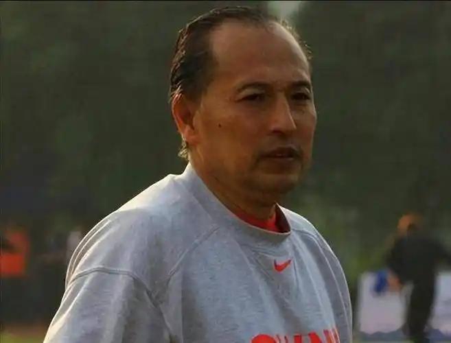 我没赶上杨玉敏指导踢球，也没赶上他执教辽宁队。但我看过他带江苏加佳。那是98年，