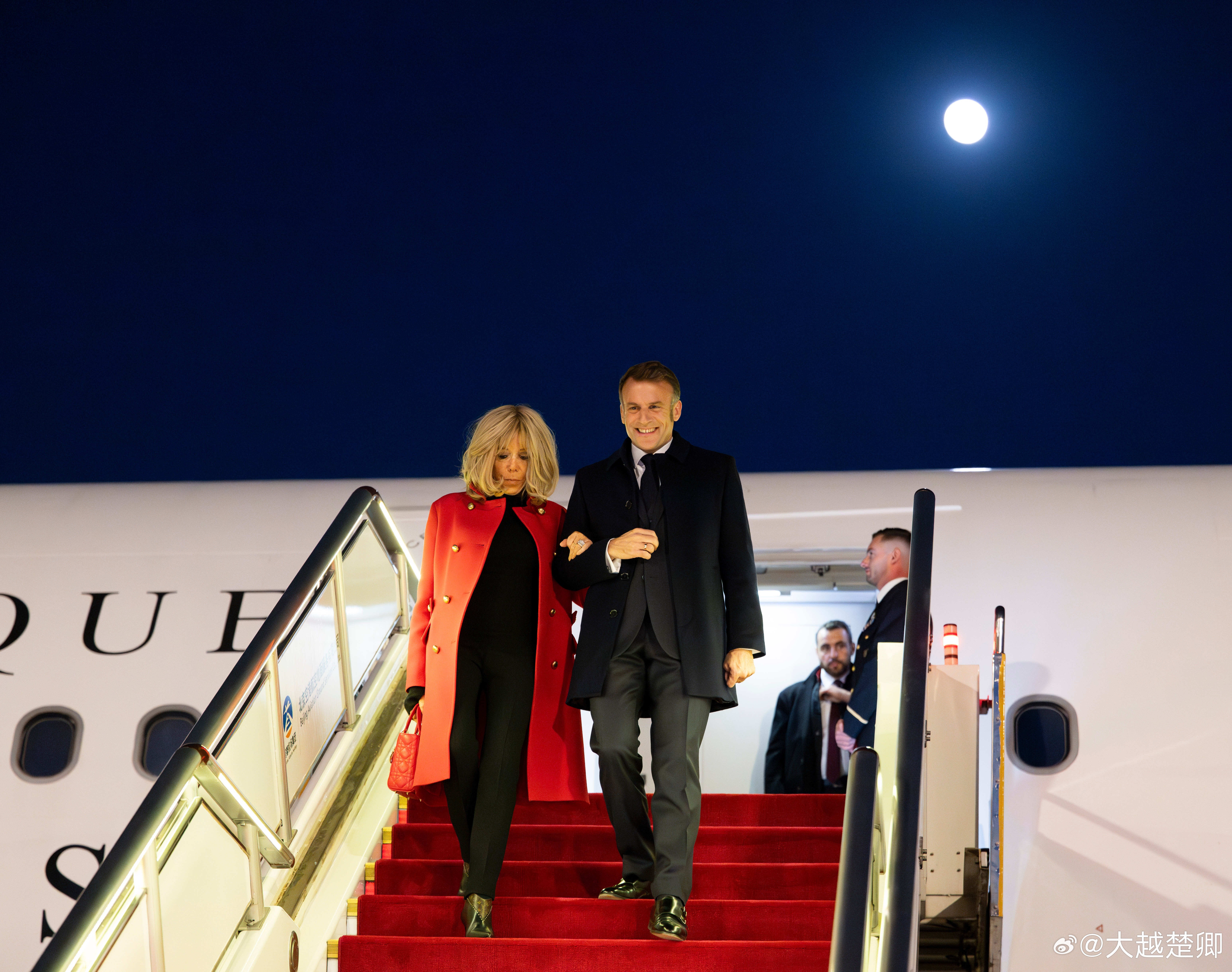 日媒称，马克龙访华之际，日本告诫法国在邀请中国出席G7峰会一事上谨慎考虑。理由是