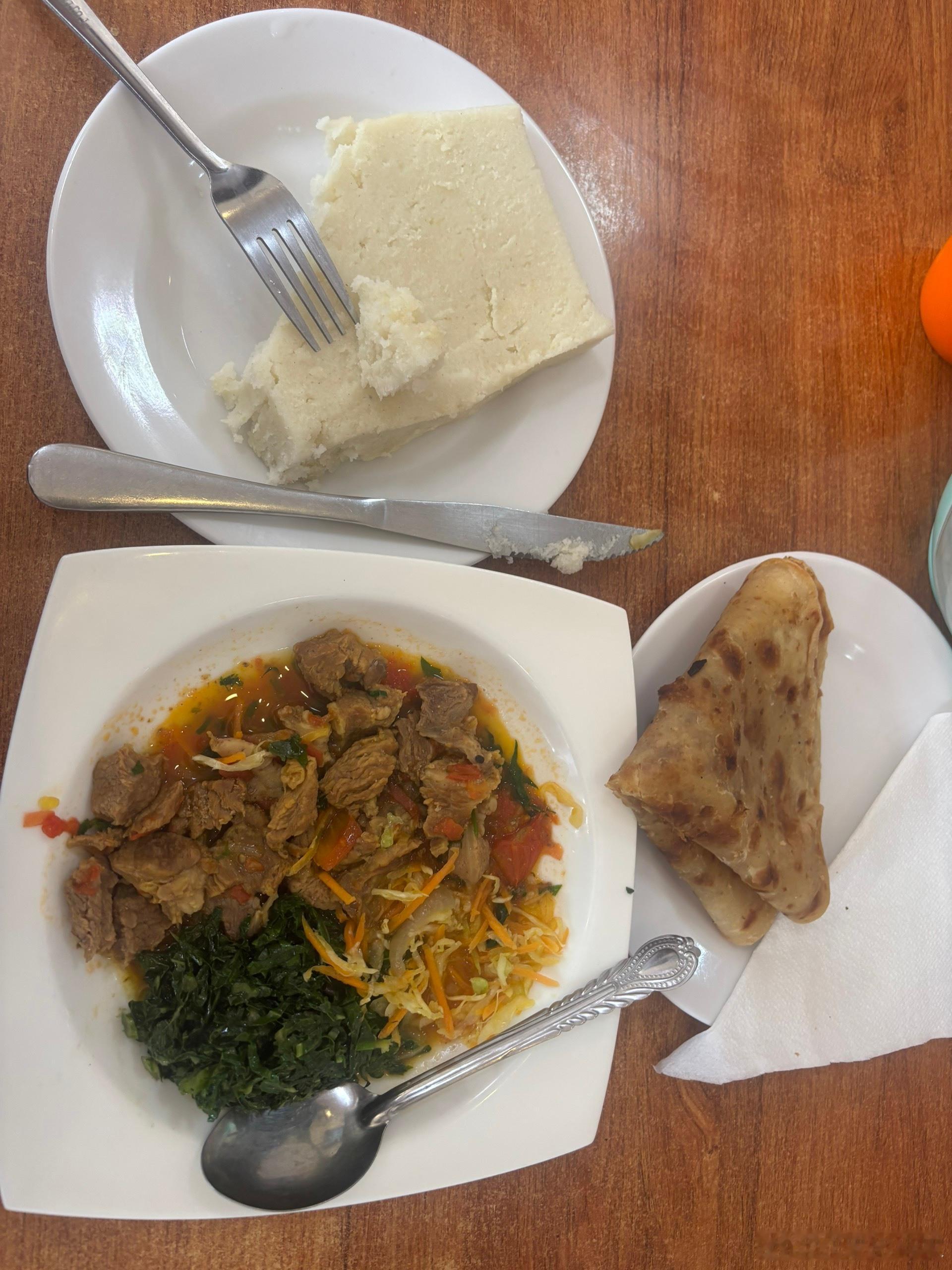 这是肯尼亚奈瓦沙小镇的一个餐厅，我选了一个牛肉饭，看了半天菜单看不懂，第一张图那