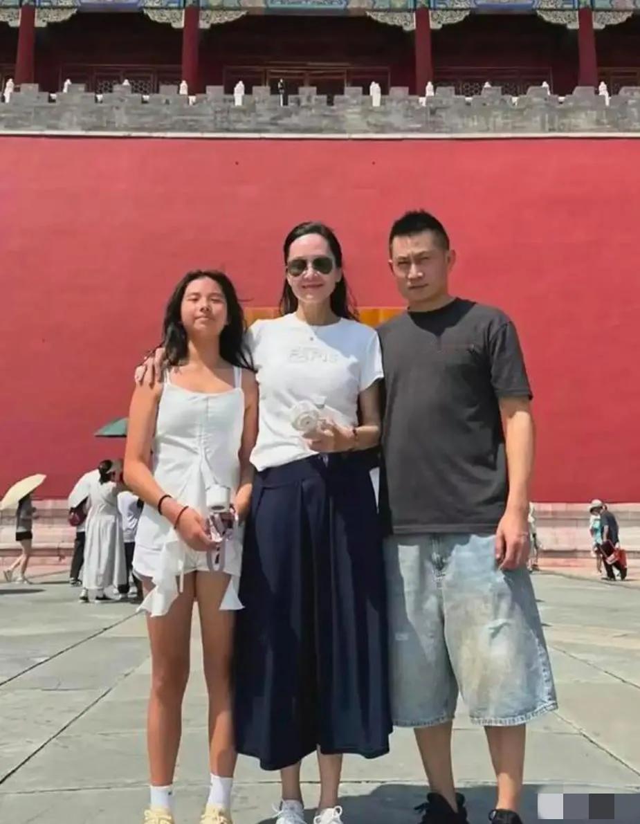 51岁郭羡妮一家三口北京旅游，老公胖瘦合度，发型精干显年轻；13岁女儿宽盘大脸，