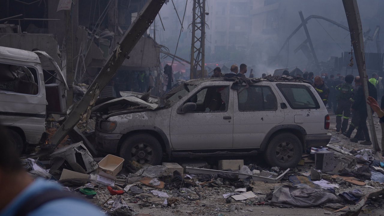 美国驻贝鲁特大使馆遭到袭击¹ 所谓袭击，其实是有人在门口打了枪。但黎巴嫩首都贝鲁