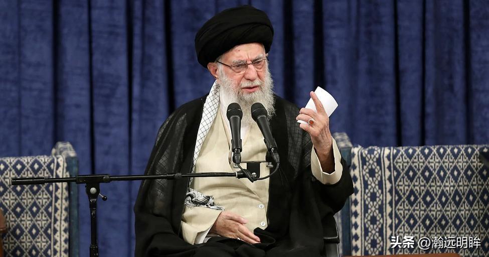 哈梅内伊还活着，他即将在电视上发表讲话。

他的住所遭到袭击，现场浓烟滚滚，目标