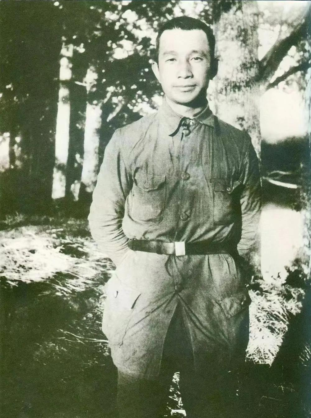 1927年，粟裕见2个战士，将1颗手榴弹，放在当铺柜台上：“老板，当几个钱花！”