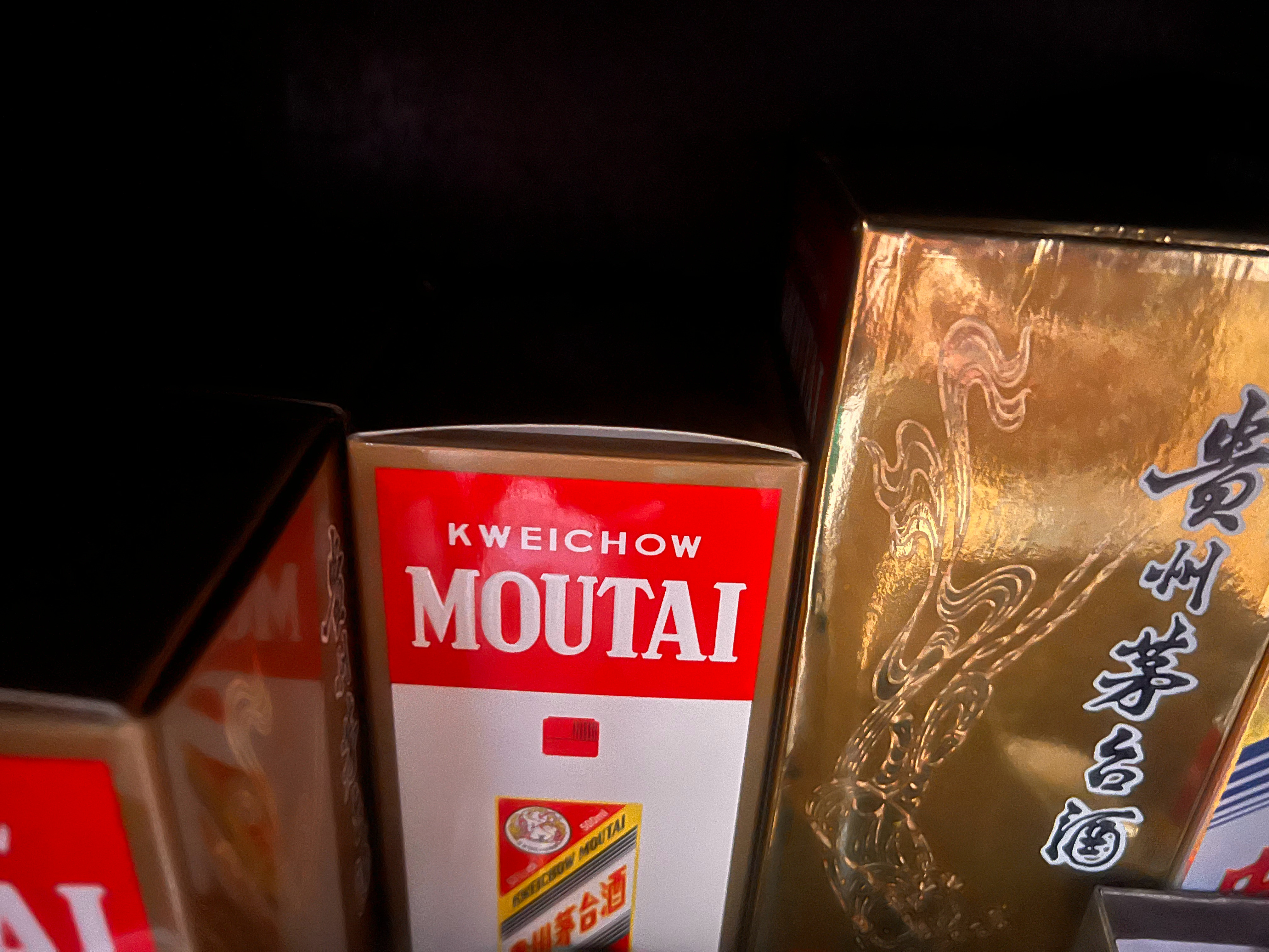 茅台家里有很多茅台，都是一些慕名而来的朋友的朋友送过来的，他们过来都是有股票持仓