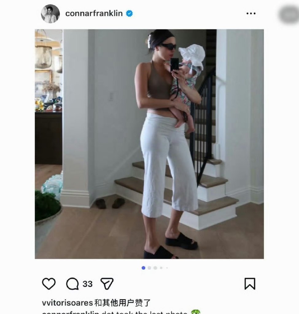 赛琳娜在霉霉婚礼上用手机终于知道霉霉婚礼上唯一用手机人是谁啦，原来是赛琳娜，我们