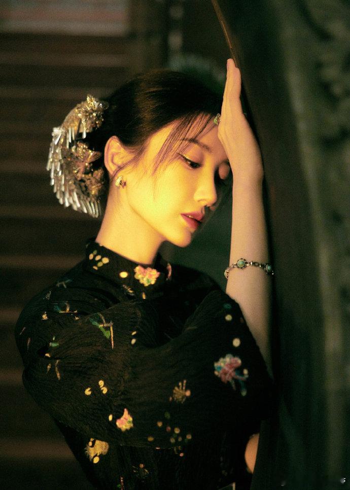 这张脸适配所有央视场景！毛晓彤端庄不失甜美，大气蕴藏坚韧，华服素妆皆惊艳，非遗苗