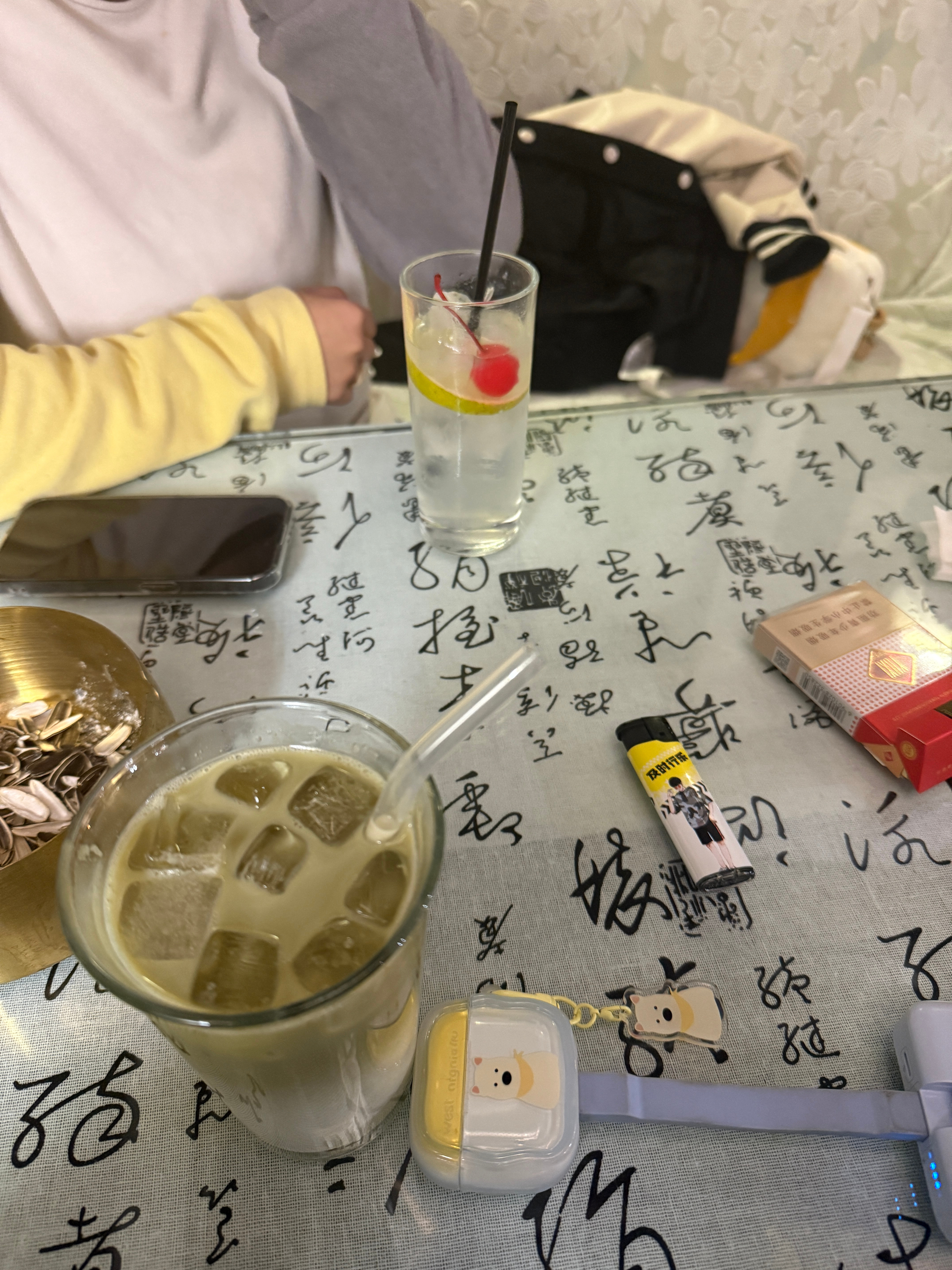 两个女的盘串嗑瓜子… 