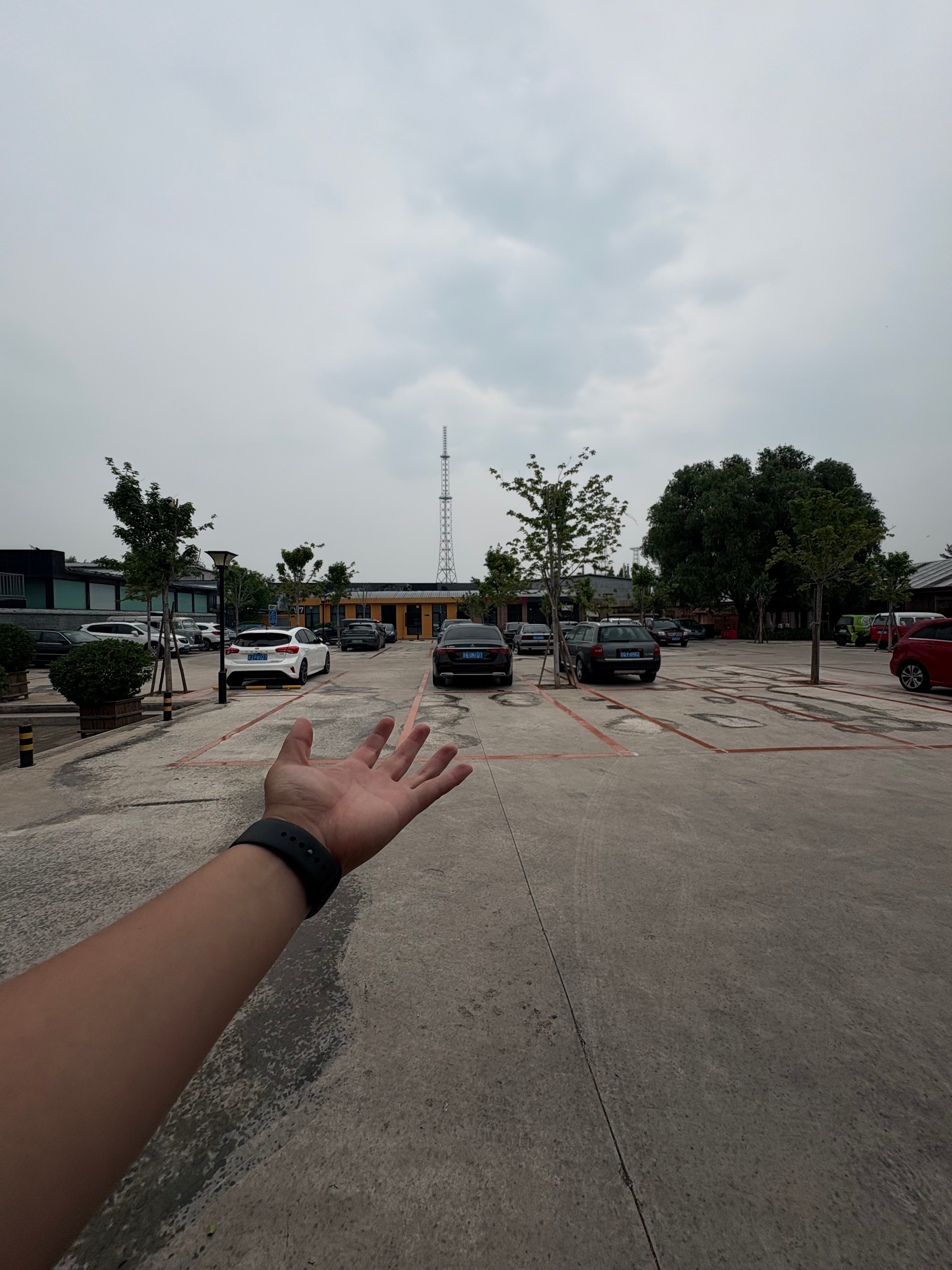 有没有朋友边下雨边洗过车的？为什么洗车？因为我要把车开到车库里，但是车身上有很脏