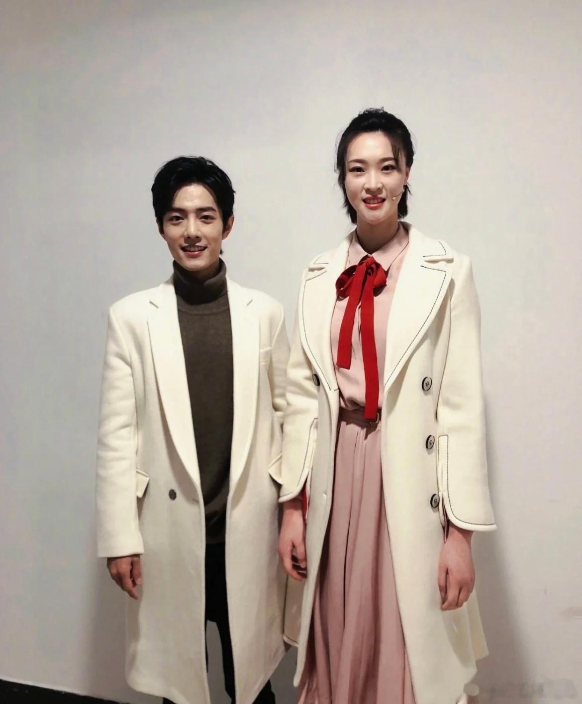 #新浪娱乐[超话]##肖战也有小鸟依人的时候##肖战最萌身高差# 肖战笑得好开心