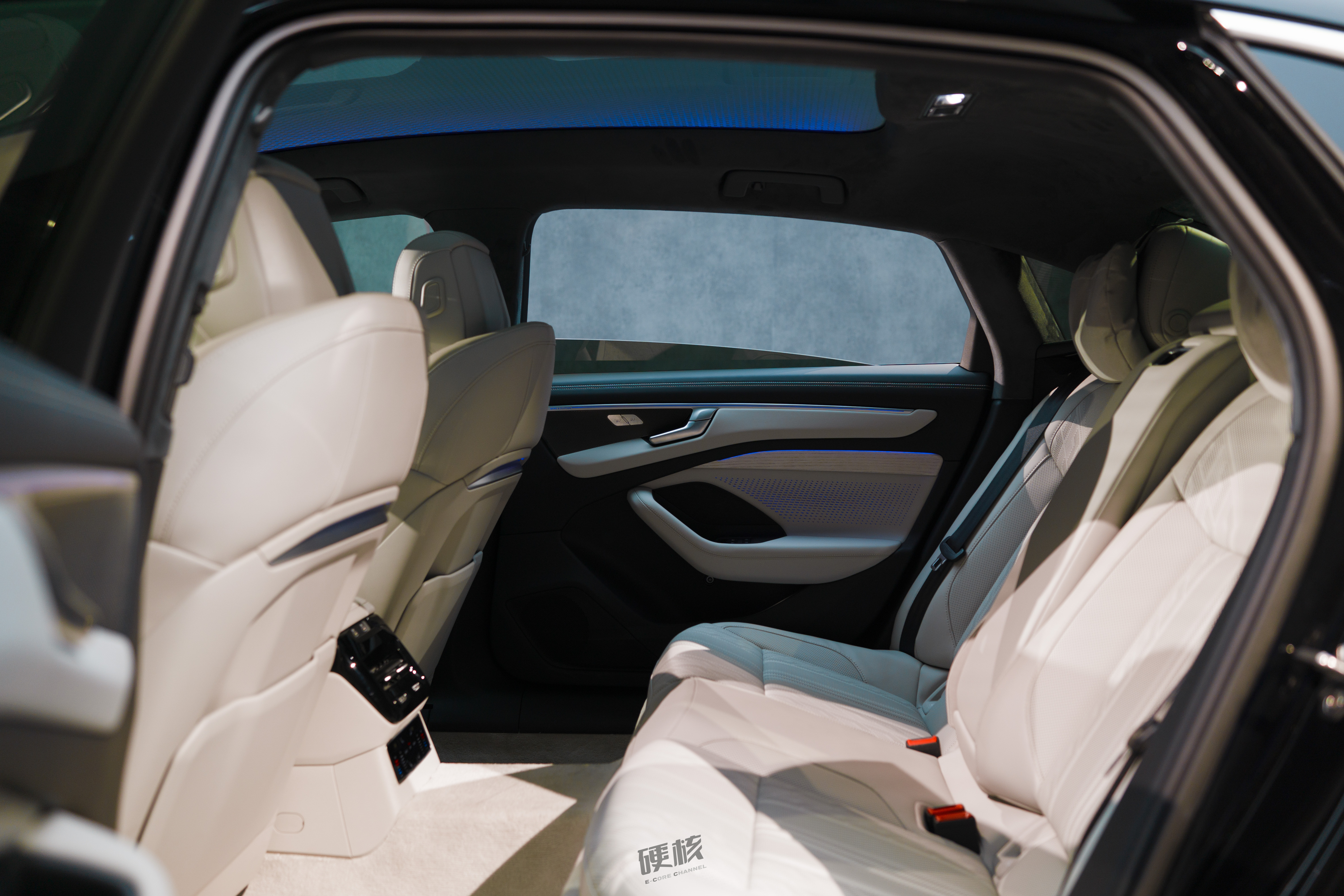 前段时间拍的C9代A6L的视频，被夹掉了。当天只有1个小时的拍摄，但是也还是拍了