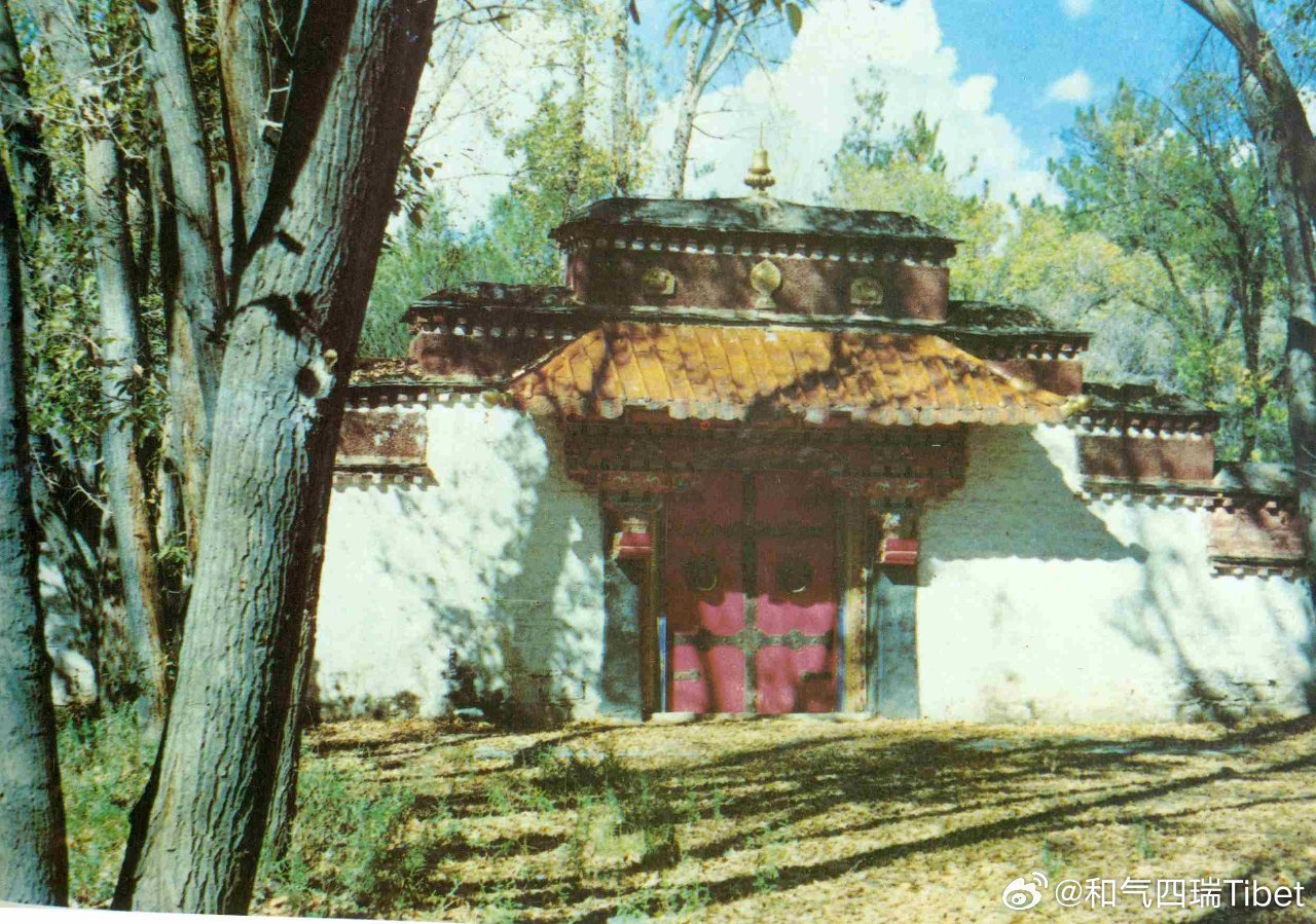 拉萨的罗布林卡是西藏园林建筑的典范。1985年西藏自治区文物管理委员会编写的《拉