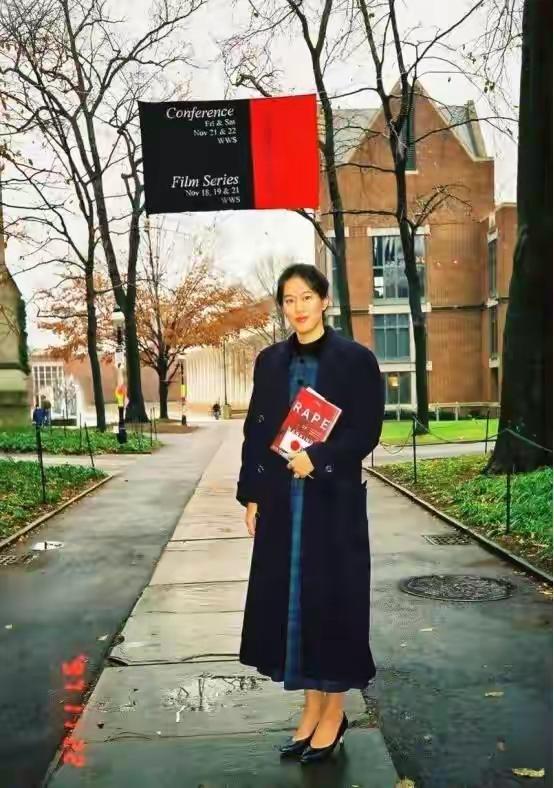 2004年，抗日战争以来，最近牺牲的一位抗日英雄就是张纯如。
她不是倒在枪林弹雨