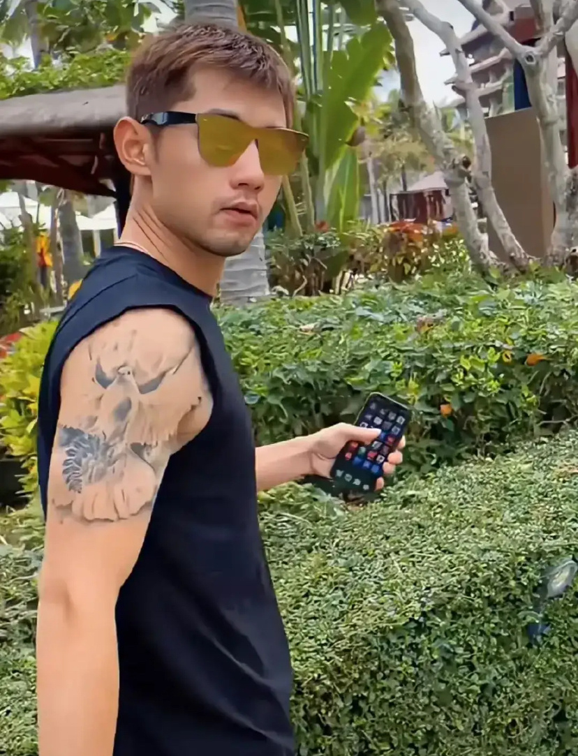 久未露面的张继科在海宁被网友偷拍，他好像很生气，霸气对着偷拍网友说：“你瞅啥？要
