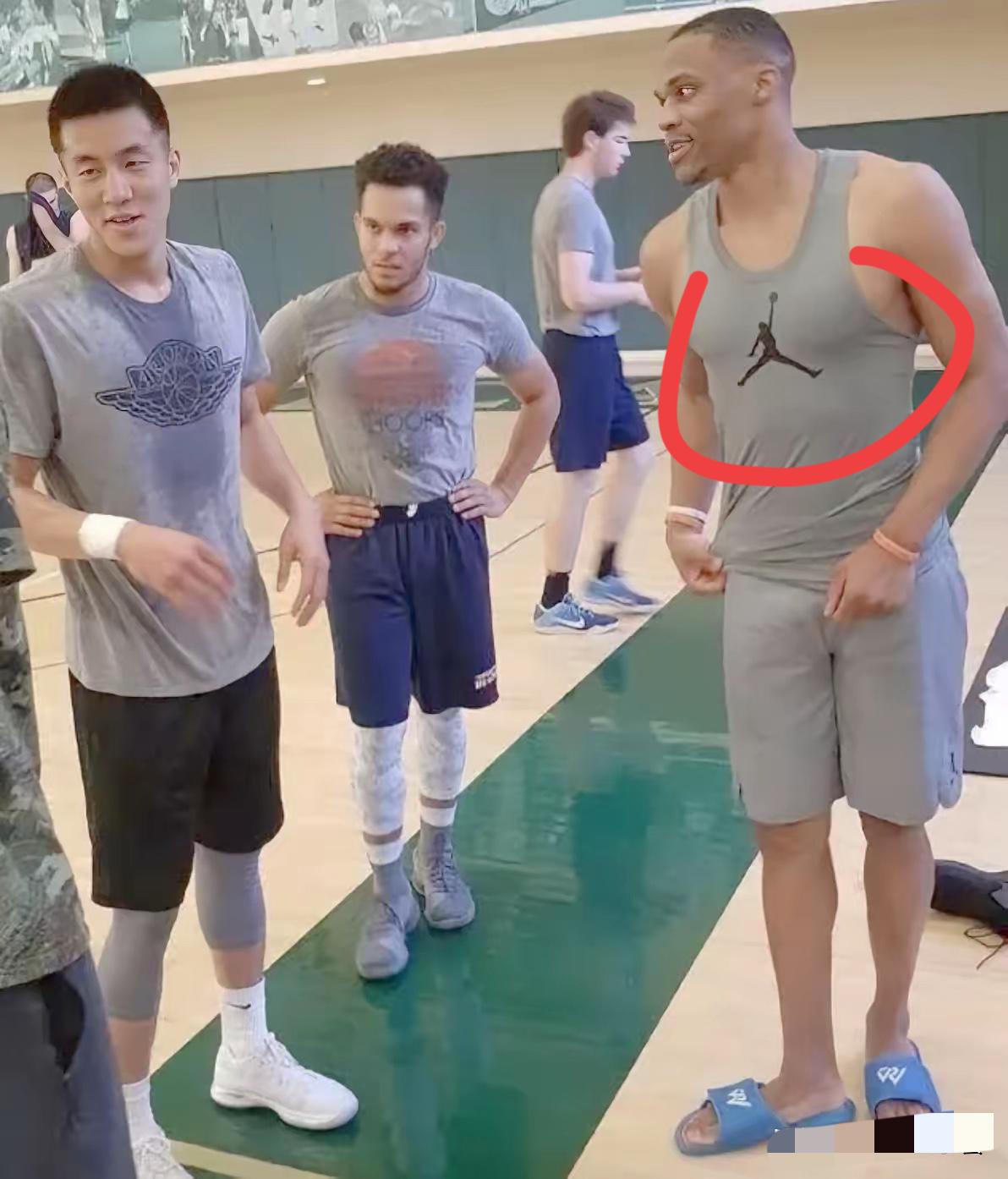 威少穿的训练服是什么牌子，非常好看