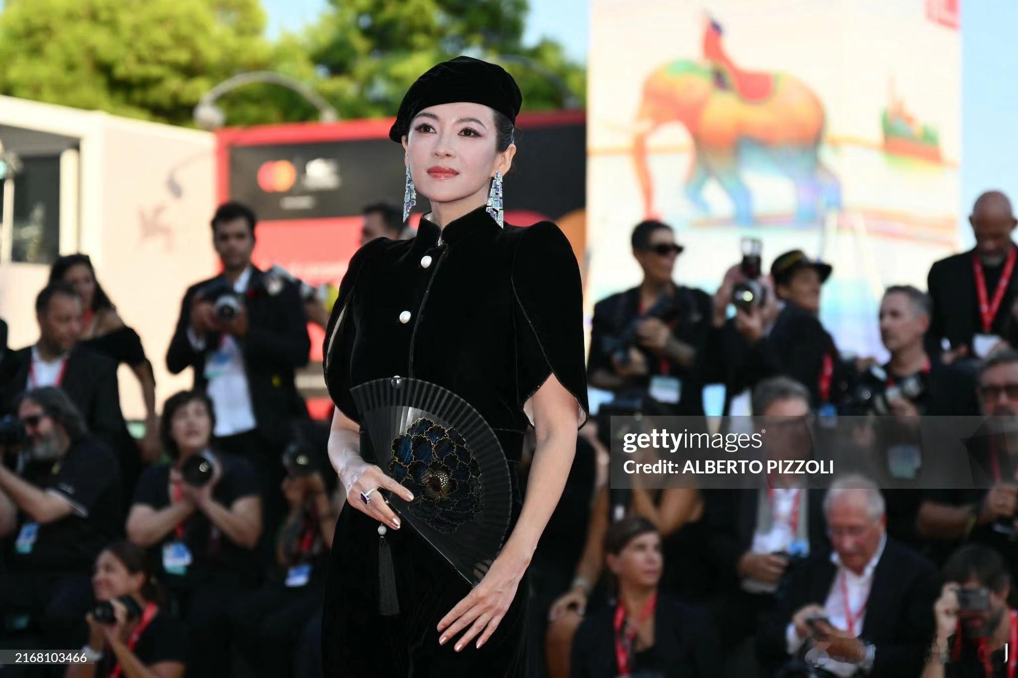章子怡的威尼斯开幕红毯生图来了，好美！下午评审团见面会是戴草帽的慵懒大女人，现在