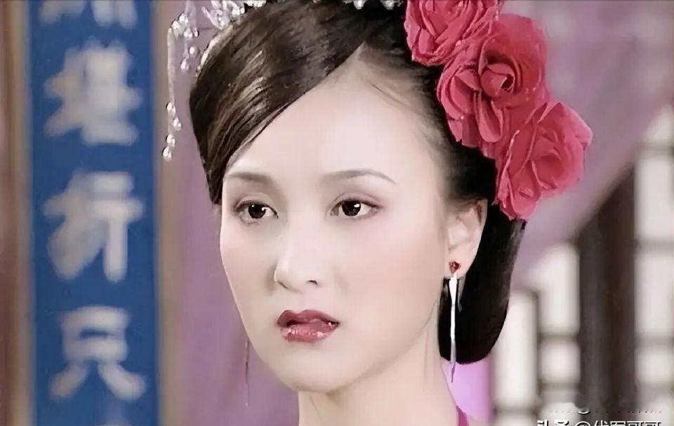 49岁乐珈彤近照流出，当红时突然退圈嫁人，她到底图啥？
最近刷到几组乐珈彤的新照