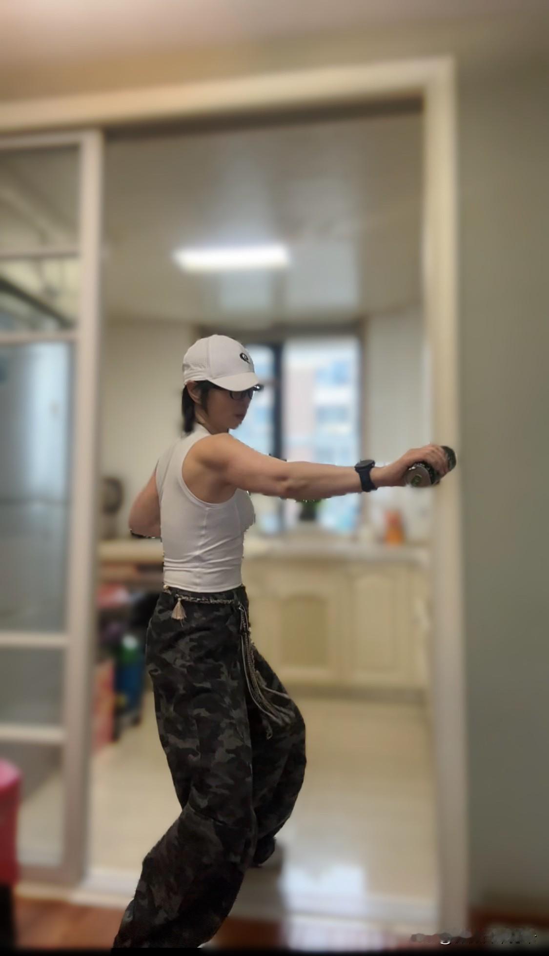 厨房如今成了我这个中年大妈的战场。每日我都会在门框边锻炼臀腿，毕竟我正处于半月板