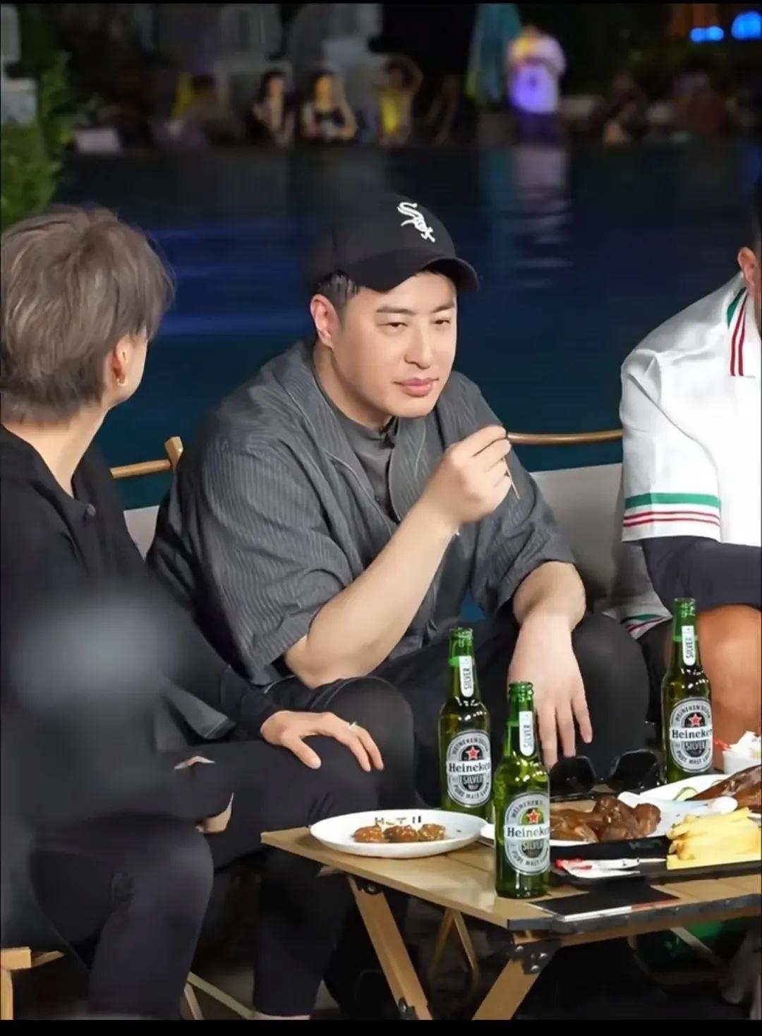 潘玮柏喝的是什么牌子的啤酒，看上去好像都是英文字母