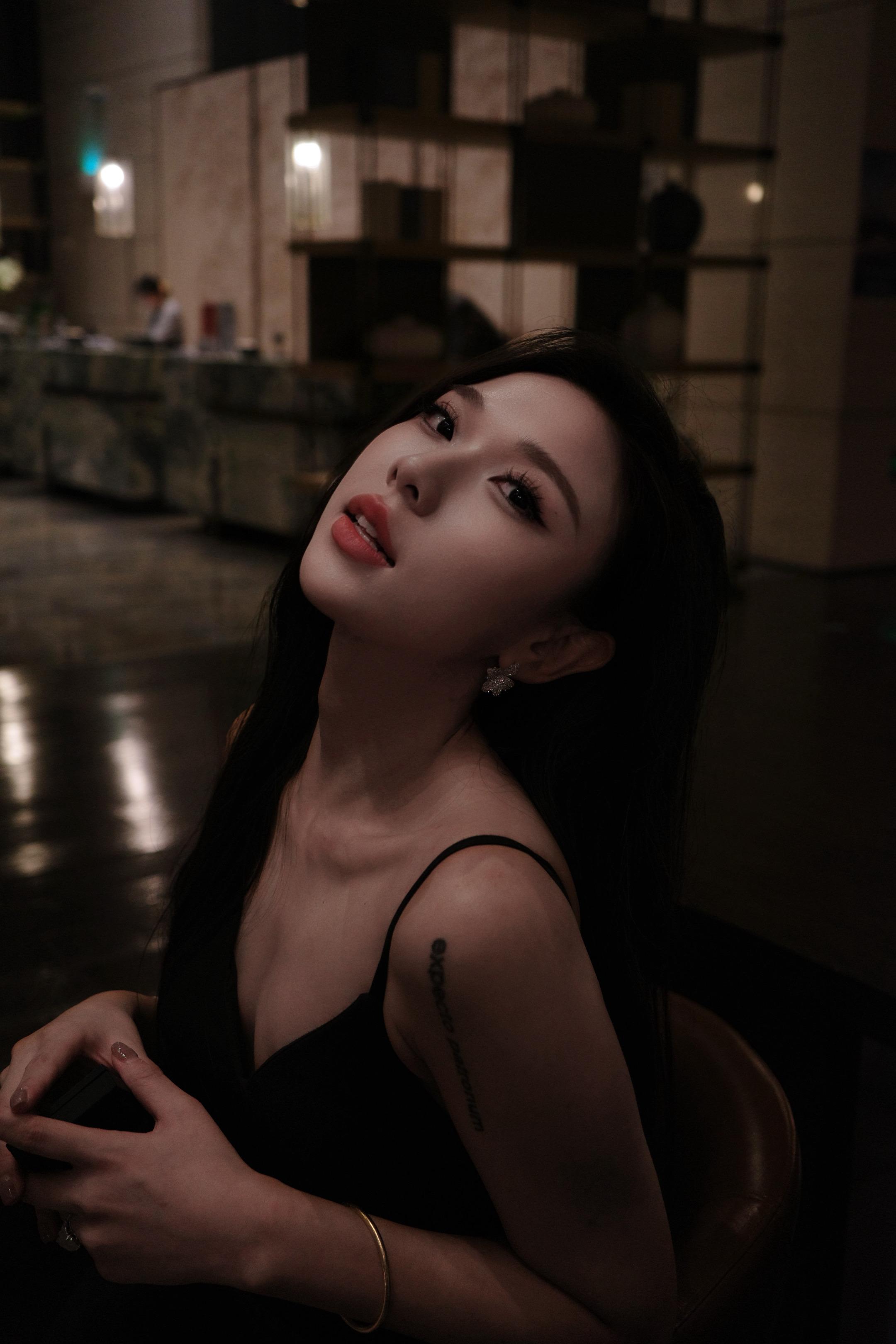 你看我的面相 像是会向命运低头的女人吗