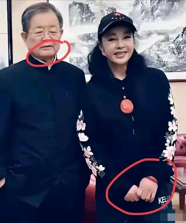 刘晓庆因被骗而陷入破产令人痛心！

那么，她的现任丈夫王晓玉为何没有挺身而出相助