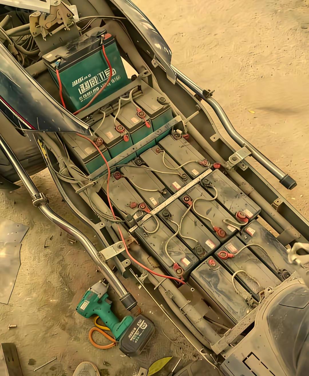 看看这电池排列，都是新能源的“车”，感觉两轮和四轮的最大区别，应该是两轮的放不下