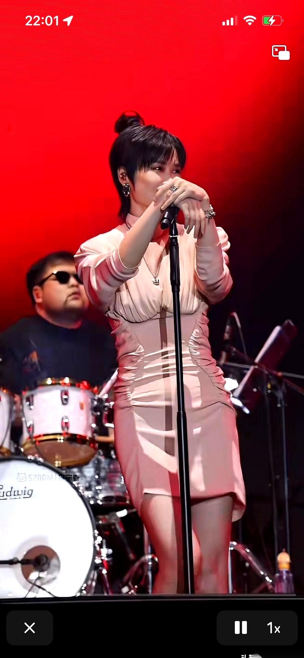 笑死，终于有人敢把李宇春的“小肚子”摆到台面上说了。
我反而觉得，那根本不是什么