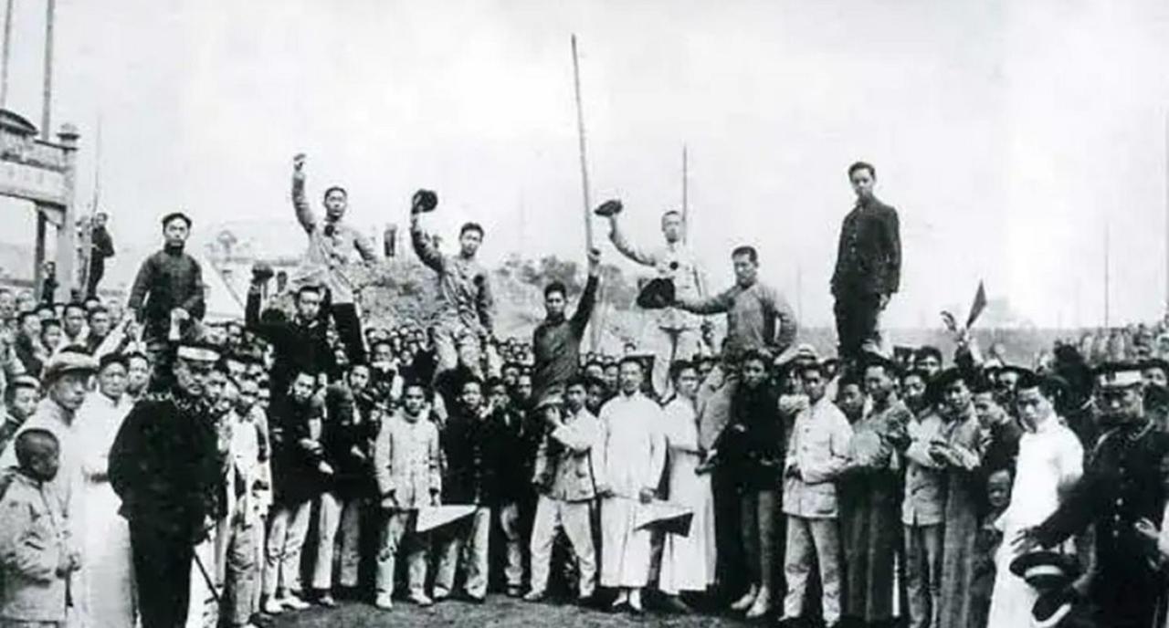 五四起风雷，那是一场席卷中国大地的青春之潮，一股激荡人心的力量，犹如春雷滚滚，唤