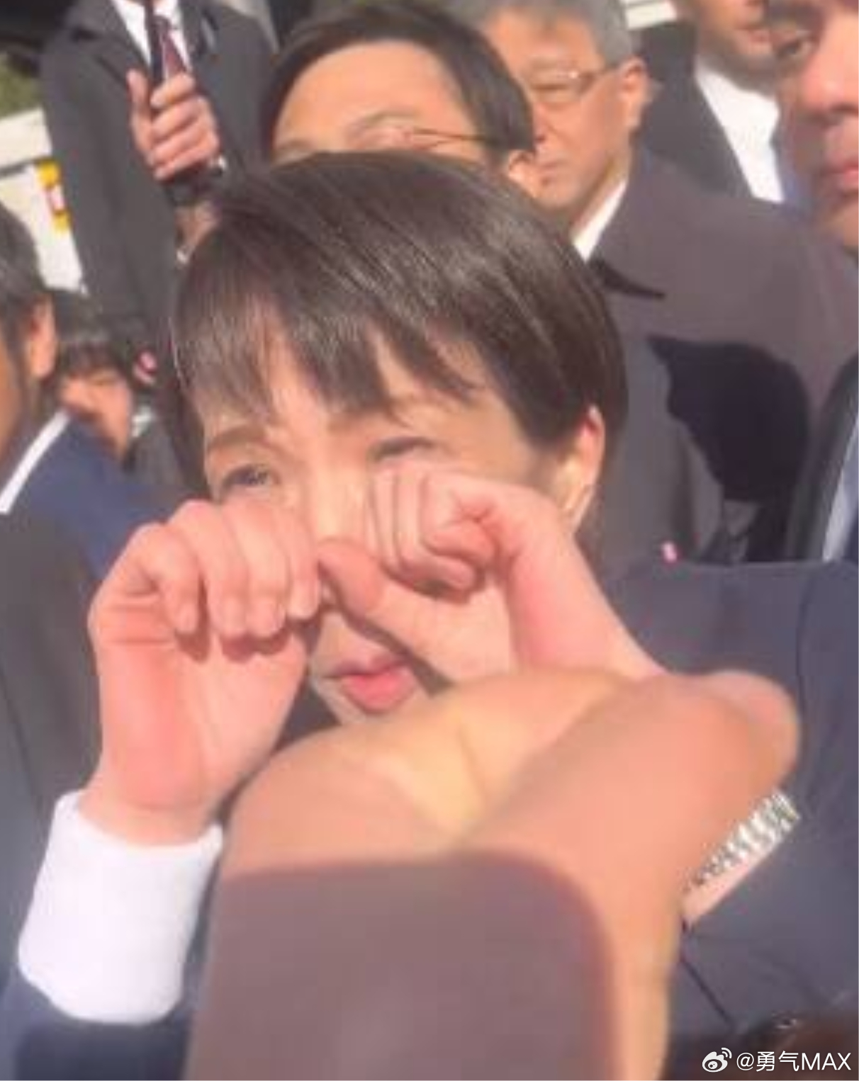 高市早苗要伊朗克制惊呆日本人 在无人在意的角落，本子默默顶着美国15%额外关税，