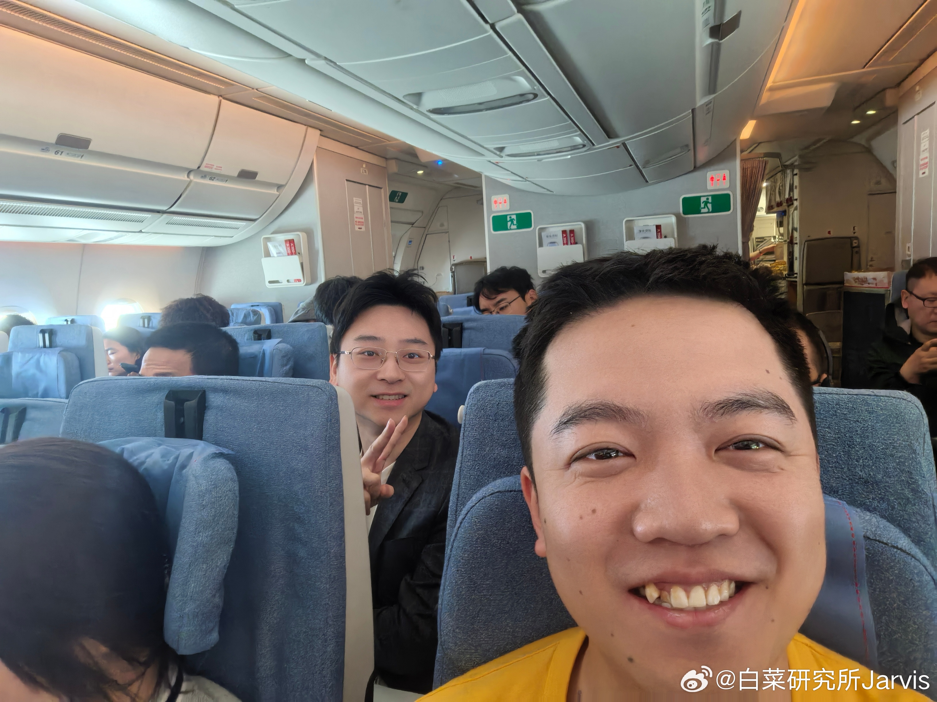 来处去处都不同，随机选座都能碰到一起远处还饶一个学弟