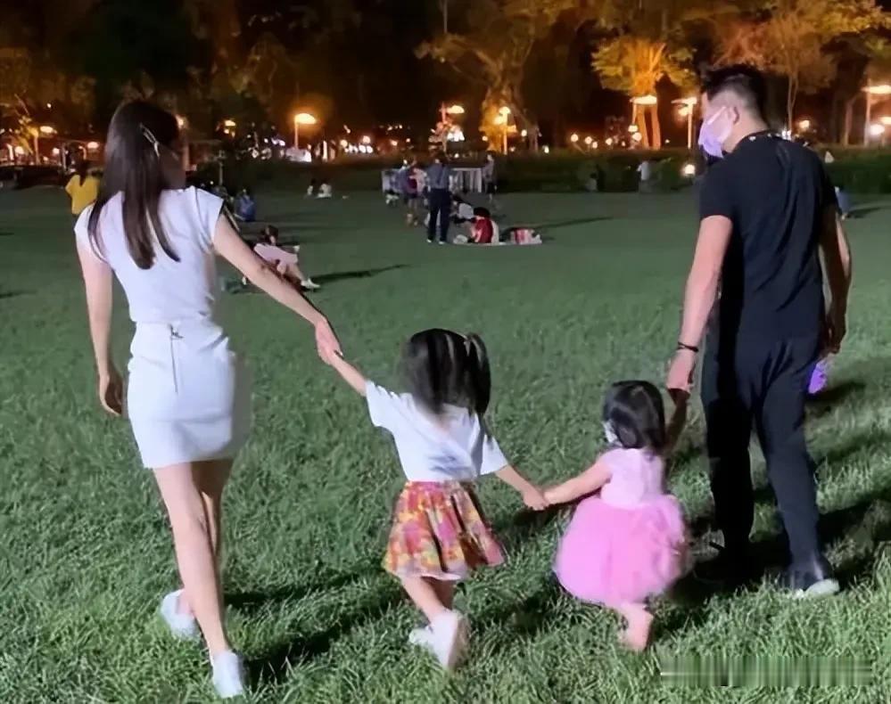 婚姻里的谎言，终究逃不过世俗的评判。一名已婚女性的荒唐经历，引得众人纷纷感慨人心