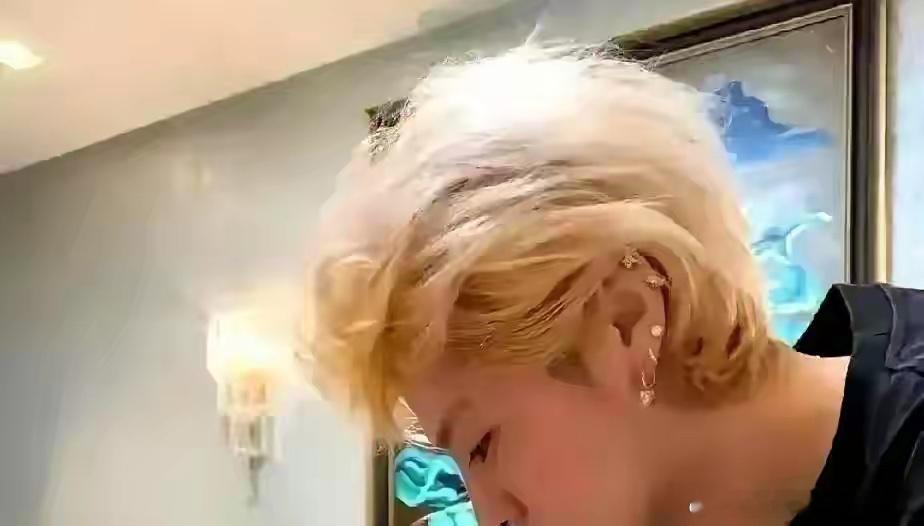 邓超直播里突然爆料，鹿晗和关晓彤当年直接拿钥匙开他家门，把孙俪炖的一锅牛肉整锅端