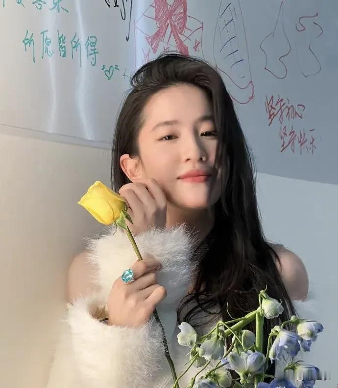 刘亦菲好久都不出来拍戏了，她的很多粉丝都气的脱粉了，我想她已经三年三爆火了。
