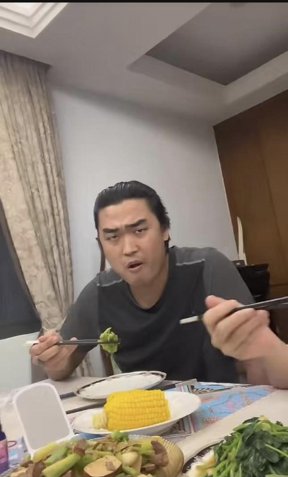 最近看到李立群和他儿子的事。
儿子欠了几千万债务，坚持要自己承担，李立群一开始急